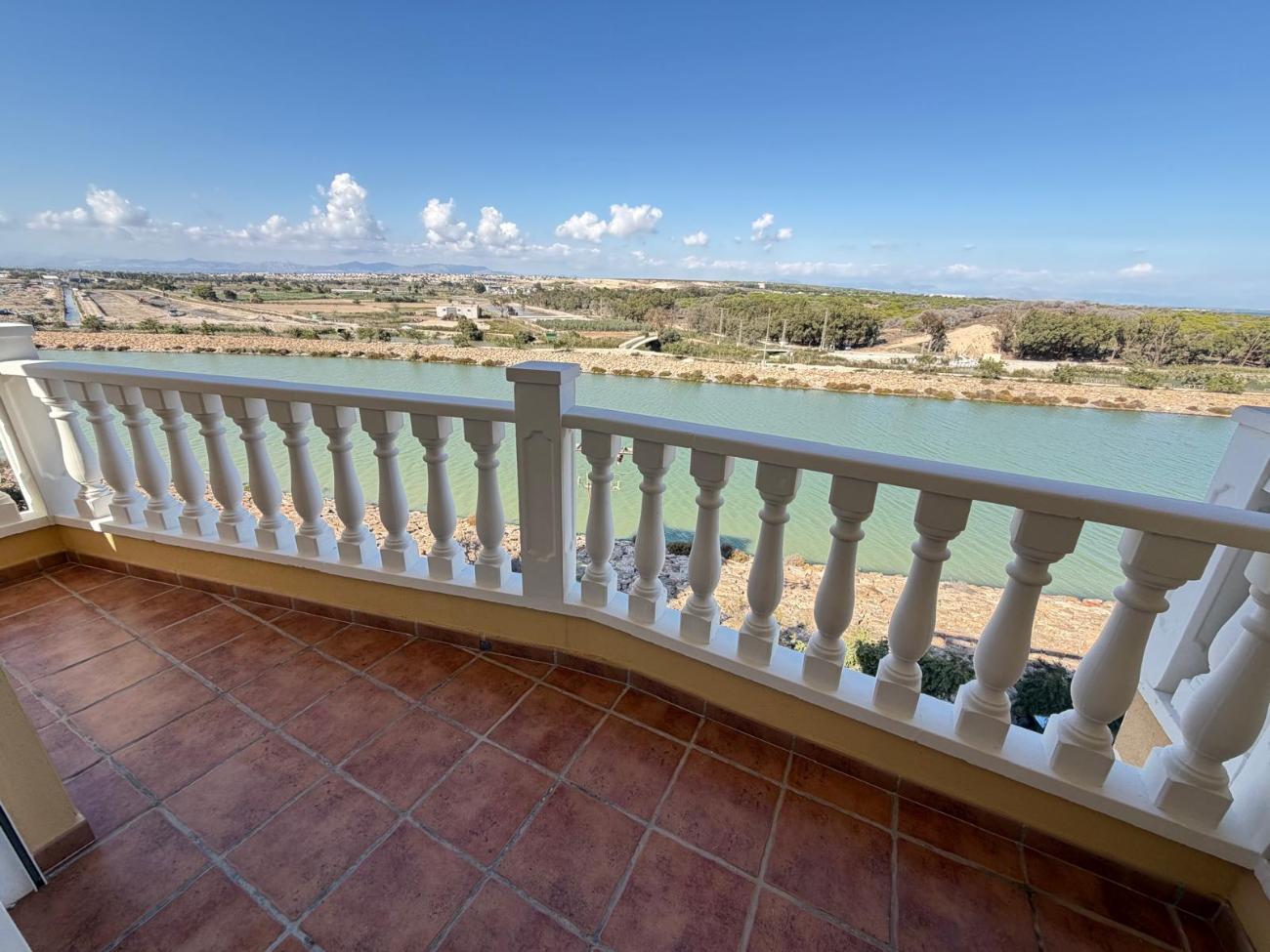 Magnífica vivienda con terraza al río